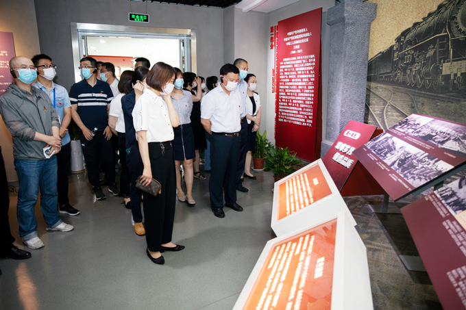 黄金城集团控股集团纪委组织赴王荷波纪念馆开展党风廉政教育1_副本.jpg