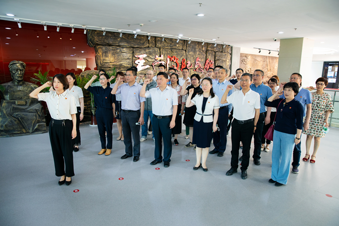 黄金城集团控股集团纪委组织赴王荷波纪念馆开展党风廉政教育2_副本.jpg